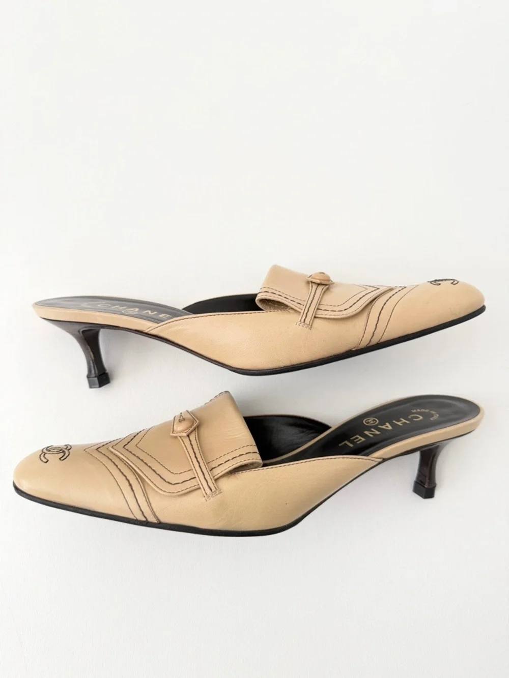 CHANEL‎ | Beige Leather CC Logo Mules Kitten Heel Slides EU 39.5 Y2K Vintage